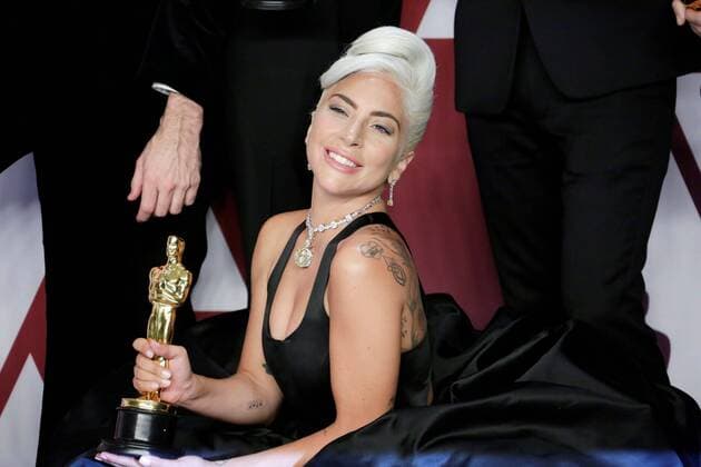 Entertainment Themen der Woche KW08 Entertainment Bilder des Tages Singer and actress Lady Gaga poses with the statuette to the best original song for Shallow from the movie A Star is Born during the 91th Academy Awards, in Hollywood, California, United States, 24 February 2019. 91st Academy Awards in Hollywood !ACHTUNG: NUR REDAKTIONELLE NUTZUNG!  Copyright: xARMANDOxARORIZOx AME9275 20190225-636866741237249739