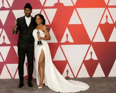 (L-R) Mahershala Ali, winner of Best Supporting Actor for Green Book, and Regina King, winner of Best Supporting Actress for If Beale Street Could Talk, appear backstage with their Oscars during the 91st annual Academy Awards at Loews Hollywood Hotel in the Hollywood section of Los Angeles on February 24, 2019.  LAP20190224819 JOHNxANGELILLO