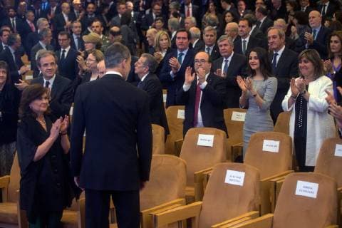 Spain s King Felipe VI (2-L) receives the applauds of Spanish Deputy Prime Minister Carmen Calvo (L) and other authorities before delivering the Spanish Kingdom Award in L Hospitalet de Llobregat, Barcelona, Spain, 25 February 2019. Spanish Kingdom Award !ACHTUNG: NUR REDAKTIONELLE NUTZUNG!  Copyright: xQuiquexGarciax GRAF3619 20190225-636867245786731461