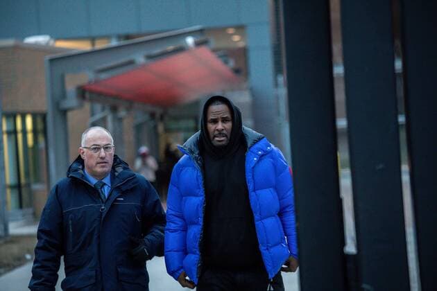 Entertainment Bilder des Tages February 25, 2019 - Chicago, IL, USA - Singer R. Kelly, center, leaves the Cook County Jail after posting bond in Chicago on Monday, Feb. 25, 2019.& xD; Chicago USA - ZUMAm67_ 20190225_zaf_m67_009 Copyright: xZbigniewxBzdakx