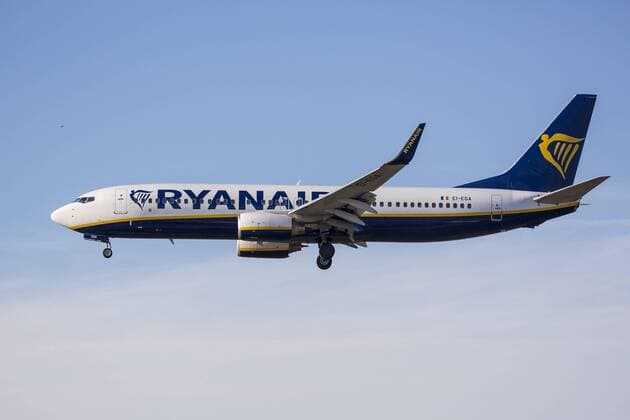 A Boeing 737 8AS EI EGA of the airline Ryanair lands on 24 February 2019 at Hamburg Airport Helmut Schmidt HAM Hamburg Airport Aircraft landing approach