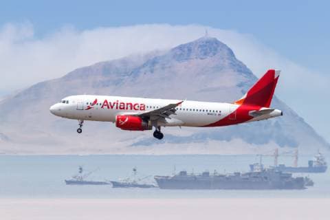 Avianca Airbus A320 Flugzeug Flughafen Lima Lima, Peru - 1. Februar 2019: Ein Airbus A320 der Avianca mit dem Kennzeichen N683TA landet auf dem Flughafen Lima (LIM) in Peru. *** Avianca Airbus A320 Aircraft Lima Lima Airport Peru 1 February 2019 An Airbus A320 of Avianca with registration number N683TA lands at Lima LIM Airport in Peru