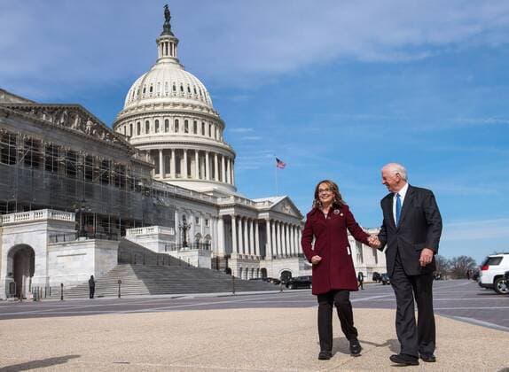 News Themen der Woche KW09 News Bilder des Tages Former Rep. Gabrielle Giffords, D-Ariz., (L) and Rep. Mike Thompson, D-Calif., walk to a news conference on H.R.8, the Bipartisan Background Checks Act of 2019, on Capitol Hill in Washington, D.C. on February 26, 2019. The bill mandates background checks for all firearm sales.  WAP20190226304 KEVINxDIETSCH