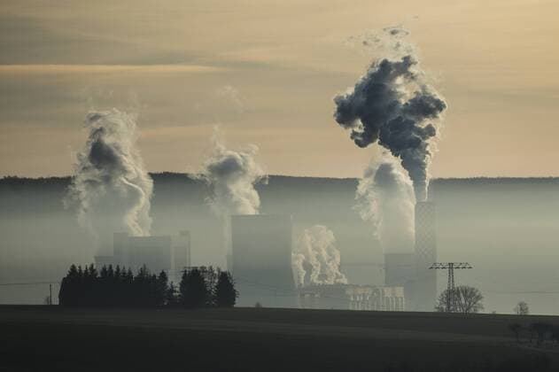 IMAGO Nature: Unsere Erde, Umweltverträgliche Herausforderungen, Kohlendioxid Das Braunkohle-Kraftwerk im polnischen Bogatynia des polnischen Energiekonzerns PGE (Polska Grupa Energetyczna), aufgenommen im Morgenlicht. Oberseifersdorf, 25.02.2019. Oberseifersdorf Deutschland *** The lignite power plant in Bogatynia, Poland, of the Polish energy group PGE Polska Grupa Energetyczna photographed in the morning light Oberseifersdorf 25 02 2019 Oberseifersdorf Germany Copyright: xFlorianxGaertner photothek.netx