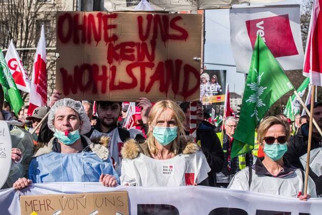 News Themen der Woche KW09 News Bilder des Tages February 26, 2019 - Munich, Germany - To signify the failure of the second round of talks with employers, the German Verdi Ver.di labor union organized a large strike action in Munich. The union is asking for a linear increase of 6%, with a minimum of 200 Eur for 12 months, 300 Eur for healthcare personnel and 100 Eur for trainees. The next round of talks are scheduled for Feb. 28th. Munich Germany - ZUMAb160 20190226_zbp_b160_031 Copyright: xSachellexBabbarx