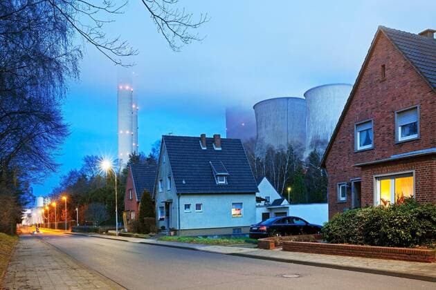 IMAGO Nature: Unsere Erde, Energiequellen, Kohlekraftwerke Wohnhaeuser im Stadtteil Auenheim vor dem mit Braunkohle betriebenem Kraftwerk Niederaussem, Deutschland, Nordrhein-Westfalen, Bergheim residential houses in district Auenheim in front of brown coal power station Niederaussem, Germany, North Rhine-Westphalia, Bergheim BLWS519552 Copyright: xblickwinkel S.xZiesex