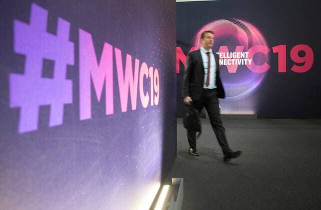 An attendant walks past a banner during the third day of Mobile World Congress (MWC) in Barcelona, northeastern Spain, 27 February 2019. The MWC, running until 28 February, brings the lastest mobile innovations and leading-edge technology from more than 2,400 companies. Third day of Mobile World Congress in Barcelona !ACHTUNG: NUR REDAKTIONELLE NUTZUNG!  Copyright: xEnricxFontcubertax GRAFCAT4852 20190227-636868680764476951