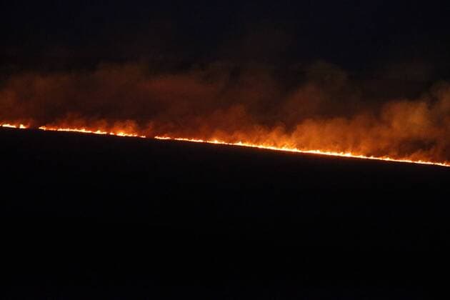 News Themen der Woche KW09 News Bilder des Tages February 27, 2019 - Marsden, Yorkshire, U.K. - Flames glows on the horizon before sunrise as a huge wildfire on Saddleworth moor this morning near the town of Marsden in Yorkshire. Firefighters have contained a blaze that erupted on moorland in West Yorkshire in northern England, one of the three wildfires that broke out across the United Kingdom as temperatures hit record seasonal highs. Marsden UK  - ZUMAl94_ 20190227_zaf_l94_001 Copyright: xAndrewxMccarenx