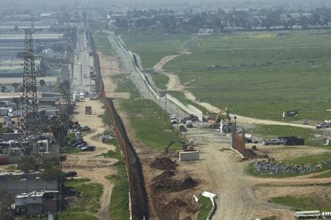 General view taken from the mexican side of the border wall with the United States in Tijuana, Mexico, 27 February 2019. The federal government topples on Wednesday in San Diego, California, the eight prototypes of the border wall that were inspected in March last year by the country s president, Donald Trump, on the US-Mexico border. USA demolishes prototypes of Trump s border wall !ACHTUNG: NUR REDAKTIONELLE NUTZUNG!  Copyright: xDavidxMaungx AME423 20190227-636869083229914181