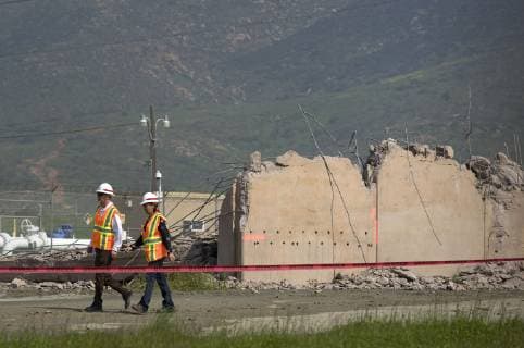 A photograph taken from the mexican side of the border shows workers next to one of the eight prototypes of the border wall in San Diego, USA, 27 February 2019. The federal government demolished on Wednesday in San Diego, California, the eight prototypes of the border wall that were inspected in March last year by the country s president, Donald Trump, on the US-Mexico border. USA demolishes prototypes of Trump s border wall !ACHTUNG: NUR REDAKTIONELLE NUTZUNG!  Copyright: xDavidxMaungx AME415 20190227-636869087630884602