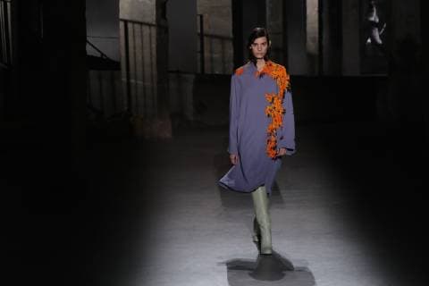 (190227) -- PARIS, Feb. 27, 2019 -- A model presents a creation from the Dries Van Noten Fall Winter 2019 2020 ready-to-wear collection during the Paris Fashion Week in Paris, France, Feb. 27, 2019. ) FRANCE-PARIS-FASHION WEEK-DRIES VAN NOTEN PieroxBiasion 