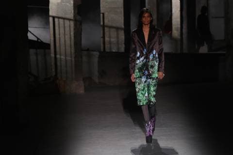 (190227) -- PARIS, Feb. 27, 2019 -- A model presents a creation from the Dries Van Noten Fall Winter 2019 2020 ready-to-wear collection during the Paris Fashion Week in Paris, France, Feb. 27, 2019. ) FRANCE-PARIS-FASHION WEEK-DRIES VAN NOTEN PieroxBiasion 