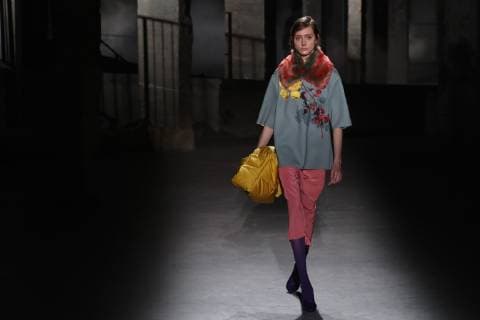 Entertainment Bilder des Tages (190227) -- PARIS, Feb. 27, 2019 -- A model presents a creation from the Dries Van Noten Fall Winter 2019 2020 ready-to-wear collection during the Paris Fashion Week in Paris, France, Feb. 27, 2019. ) FRANCE-PARIS-FASHION WEEK-DRIES VAN NOTEN PieroxBiasion 