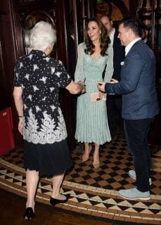 Visite du prince William et de la duchesse Kate en Irland du Nord. PAP02192129 BELFAST, NORTHERN IRELAND - FEBRUARY 27: Catherine, Duchess of Cambridge pulls a pint of beer as Prince William, Duke of Cambridge looks on during a visit to Empire Music Hall Belfast on February 27, 2019 in Belfast, Northern Ireland. Prince William last visited Belfast in October 2017 without his wife, Catherine, Duchess of Cambridge, who was then pregnant with the couple s third child. This time they concentrate on the young people of Northern Ireland. Their engagements include a visit to Windsor Park Stadium, home of the Irish Football Association, activities at the Roscor Youth Village in Fermanagh, a party at the Belfast Empire Hall, Cinemagic -a charity that uses film, television and digital technologies to inspire young people and finally dropping in on  Copyright: xPapixsx xStarfacex STAR_235827_054