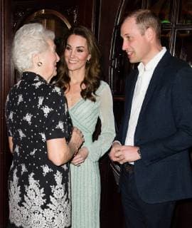 Visite du prince William et de la duchesse Kate en Irland du Nord. PAP02192129 BELFAST, NORTHERN IRELAND - FEBRUARY 27: Catherine, Duchess of Cambridge pulls a pint of beer as Prince William, Duke of Cambridge looks on during a visit to Empire Music Hall Belfast on February 27, 2019 in Belfast, Northern Ireland. Prince William last visited Belfast in October 2017 without his wife, Catherine, Duchess of Cambridge, who was then pregnant with the couple s third child. This time they concentrate on the young people of Northern Ireland. Their engagements include a visit to Windsor Park Stadium, home of the Irish Football Association, activities at the Roscor Youth Village in Fermanagh, a party at the Belfast Empire Hall, Cinemagic -a charity that uses film, television and digital technologies to inspire young people and finally dropping in on  Copyright: xPapixsx xStarfacex STAR_235827_057