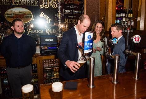 Visite du prince William et de la duchesse Kate en Irland du Nord. PAP02192129 BELFAST, NORTHERN IRELAND - FEBRUARY 27: Catherine, Duchess of Cambridge pulls a pint of beer as Prince William, Duke of Cambridge looks on during a visit to Empire Music Hall Belfast on February 27, 2019 in Belfast, Northern Ireland. Prince William last visited Belfast in October 2017 without his wife, Catherine, Duchess of Cambridge, who was then pregnant with the couple s third child. This time they concentrate on the young people of Northern Ireland. Their engagements include a visit to Windsor Park Stadium, home of the Irish Football Association, activities at the Roscor Youth Village in Fermanagh, a party at the Belfast Empire Hall, Cinemagic -a charity that uses film, television and digital technologies to inspire young people and finally dropping in on  Copyright: xPapixsx xStarfacex STAR_235827_065