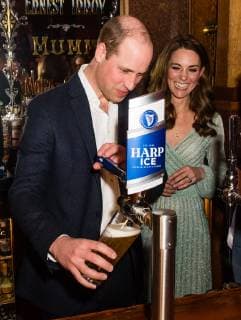 Visite du prince William et de la duchesse Kate en Irland du Nord. PAP02192129 BELFAST, NORTHERN IRELAND - FEBRUARY 27: Catherine, Duchess of Cambridge pulls a pint of beer as Prince William, Duke of Cambridge looks on during a visit to Empire Music Hall Belfast on February 27, 2019 in Belfast, Northern Ireland. Prince William last visited Belfast in October 2017 without his wife, Catherine, Duchess of Cambridge, who was then pregnant with the couple s third child. This time they concentrate on the young people of Northern Ireland. Their engagements include a visit to Windsor Park Stadium, home of the Irish Football Association, activities at the Roscor Youth Village in Fermanagh, a party at the Belfast Empire Hall, Cinemagic -a charity that uses film, television and digital technologies to inspire young people and finally dropping in on  Copyright: xPapixsx xStarfacex STAR_235827_066