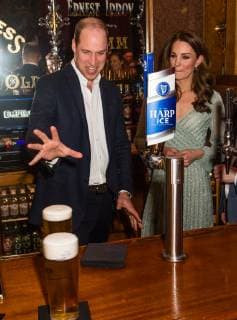 Visite du prince William et de la duchesse Kate en Irland du Nord. PAP02192129 BELFAST, NORTHERN IRELAND - FEBRUARY 27: Catherine, Duchess of Cambridge pulls a pint of beer as Prince William, Duke of Cambridge looks on during a visit to Empire Music Hall Belfast on February 27, 2019 in Belfast, Northern Ireland. Prince William last visited Belfast in October 2017 without his wife, Catherine, Duchess of Cambridge, who was then pregnant with the couple s third child. This time they concentrate on the young people of Northern Ireland. Their engagements include a visit to Windsor Park Stadium, home of the Irish Football Association, activities at the Roscor Youth Village in Fermanagh, a party at the Belfast Empire Hall, Cinemagic -a charity that uses film, television and digital technologies to inspire young people and finally dropping in on  Copyright: xPapixsx xStarfacex STAR_235827_070