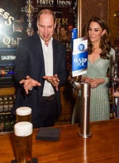 Visite du prince William et de la duchesse Kate en Irland du Nord. PAP02192129 BELFAST, NORTHERN IRELAND - FEBRUARY 27: Catherine, Duchess of Cambridge pulls a pint of beer as Prince William, Duke of Cambridge looks on during a visit to Empire Music Hall Belfast on February 27, 2019 in Belfast, Northern Ireland. Prince William last visited Belfast in October 2017 without his wife, Catherine, Duchess of Cambridge, who was then pregnant with the couple s third child. This time they concentrate on the young people of Northern Ireland. Their engagements include a visit to Windsor Park Stadium, home of the Irish Football Association, activities at the Roscor Youth Village in Fermanagh, a party at the Belfast Empire Hall, Cinemagic -a charity that uses film, television and digital technologies to inspire young people and finally dropping in on  Copyright: xPapixsx xStarfacex STAR_235827_071