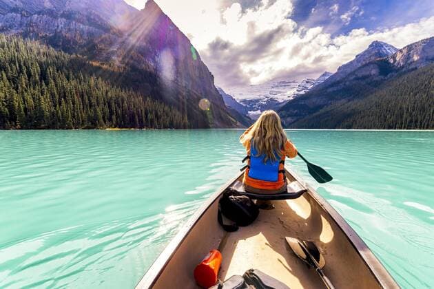 Canada, Alberta, Banff National Park, Canoeing on Lake Louise model released Symbolfoto  SMAF00913