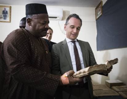 Bundesaussenminister Heiko Maas, SPD, besucht den Aufbewahrungsort der islamischen Handschriften von Timbuktu in Bamako, 28.02.2019. Als historische Staetten in Nordmali von Islamisten bedroht wurden, schmuggelte man hunderttausende Manuskripte aus Timbuktu in die Hauptstadt Bamako. Bamako Mali *** Federal Foreign Minister Heiko Maas SPD visits the place where Timbuktus Islamic manuscripts are kept in Bamako 28 02 2019 When historic sites in Northern Mali were threatened by Islamists, hundreds of thousands of manuscripts were smuggled from Timbuktu to the capital Bamako Bamako Mali Copyright: xXanderxHeinl photothek.netx