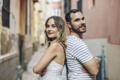 Spain, Andalusia, Malaga, portrait of a tourist couple standing back to back in the city model released Symbolfoto  JSMF00611