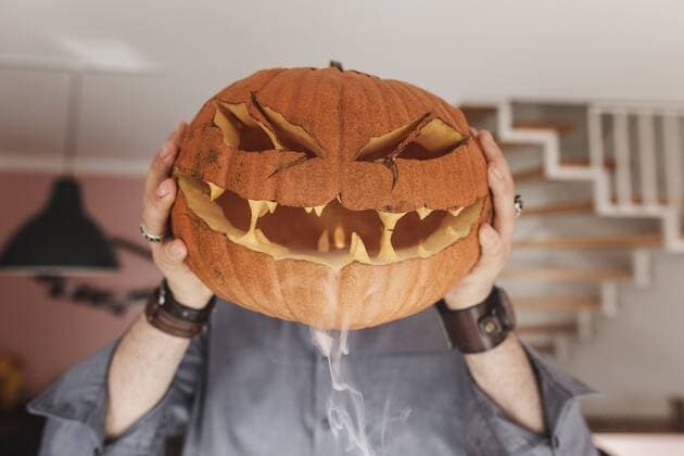 Man holding Jack O Lantern in front of his face, smoke model released Symbolfoto property released  KMKF00660