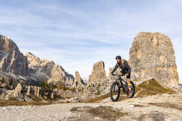 Italy, Cortina d Ampezzo, man cycling with mountain bike in the Dolomites mountains model released Symbolfoto  WPEF01167