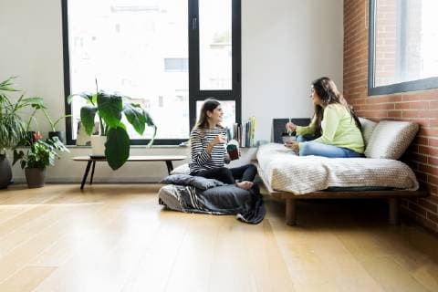 IMAGO Creative, Lifestyle, Leben in einer Wohngemeinschaft, WG Two happy young women having Asian takeaway food at home model released Symbolfoto property released  VABF02047