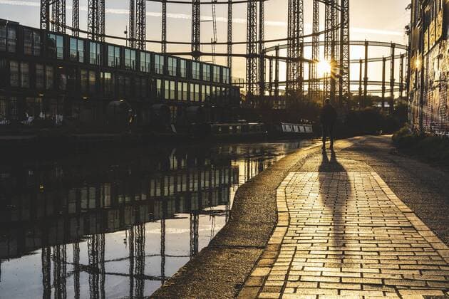 United Kingdom, England, London, man standing at Regent s canal against the evening sun model released Symbolfoto  WPEF01270