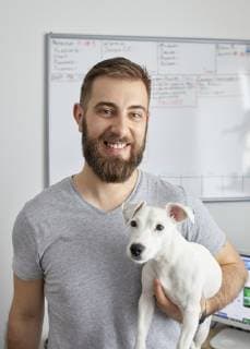 IMAGO Creative, Health, Hunde im Büro reduzieren Stress Portrait of smiling man in the office with his dog model released Symbolfoto property released  ZEDF01783