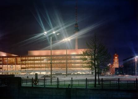 19.08.1972, Berlin, DDR - Palast der Republik, Fernsehturm und Rotes Rathaus bei Nacht. (70er Jahre, Architektur, aussen, Aussenaufnahme, Aussichtsturm, Baugeschichte, beleuchtet, Beleuchtung, Berlin, Berlin-Mitte, DDR, Demokratische, deutsch, Deutsche Demokratische Republik, Deutschland, Europa, europaeisch, Fernsehturm, Funkanlage, Funkturm, GDR, Gebaeude, Gebaeudetyp, Gesellschaft, Historie, historisch, Nacht, Nachtaufnahme, nachts, niemand, Ostberlin, Palast der Republik, pmscartandhistory, QF, Querformat, Rotes Rathaus, Sehenswuerdigkeit, Sendeanlage, Sendeturm, Siebziger Jahre, Stadt, Stadtansicht, Stadtbild, Telekommunikation, Telespargel, Wahrzeichen, Westeuropa, Wirtschaft, Zeitdokument, Zeitgeschichte) 720819KF002BERLIN.JPG *** 19 08 1972 Berlin GDR Palace of the Republic Television Tower and Red City Hall at night 70s Architec