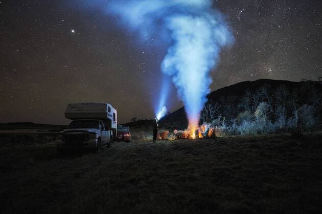 IMAGO Creative: Herbst, Touren mit dem Camper Chile, Tierra del Fuego, Lago Blanco, campfire and people at camper under starry sky at night model released Symbolfoto property released  SSCF00272