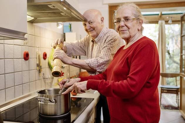 Senior couple at the stove cooking Germany Europe Copyright: imageBROKER/JanxTepass ibxjte04845997.jpg