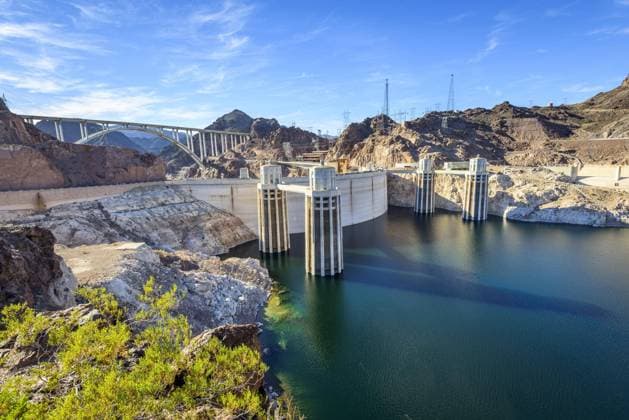 Hoover-Staudamm, Hoover Dam, Talsperre, bei Las Vegas, der Wasserspiegel ist ca. 30 m gesunken, Lake Mead, Boulder City, früher Junction City, Grenze Arizona, Nevada, USA, Nordamerika *** Hoover Dam Hoover Dam near Las Vegas the water level has sunk about 30 m Lake Mead Boulder City early Junction City border Arizona Nevada USA North America Copyright: imageBROKER ValentinxWolf ibxvfw04844220.jpg