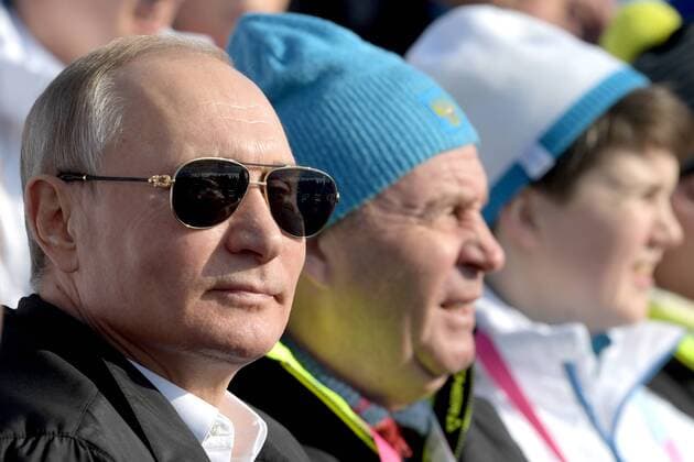 News Themen der Woche KW09 News Bilder des Tages KRASNOYARSK, RUSSIA â€“ MARCH 3, 2019: Russia s President Vladimir Putin (L) watches the men s 10km cross-country skiing race during the 2019 Winter Universiade. Alexei Druzhinin Russian Presidential Press and Information Office TASS  TS0A3079