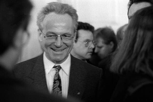 Erster Runder Tisch DDR, Berlin, 07.12.1989, 1. Runder Tisch im Bonhoeffer-Haus in Berlin: Manfred Gerlach, deutscher Politiker, von 1967 bis 1990 LDPD - Vorsitzender, von 1960 bis 1989 stellvertretender Staatsratsvorsitzender und von Dezember 1989 bis April 1990 letzter Staatsratsvorsitzender der DDR., *** First Round Table GDR Berlin 07 12 1989 1 Round Table in the Bonhoeffer Haus in Berlin Manfred Gerlach German politicians from 1967 to 1990 LDPD Chairman from 1960 to 1989 Deputy Chairman of the State Council and from December 1989 to April 1990 Last Chairman of the State Council of the GDR