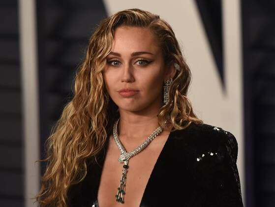 February 24, 2019 - Los Angeles, CA, USA - BEVERLY HILLS, CALIFORNIA - FEBRUARY 24: Miley Cyrus attends 2019 Vanity Fair Oscar Party at Wallis Annenberg Center for the Performing Arts on February 24, 2019 in Beverly Hills, California. Photo: imageSPACE Los Angeles USA - ZUMAs181 20190224_zea_s181_954 Copyright: xImagespacex