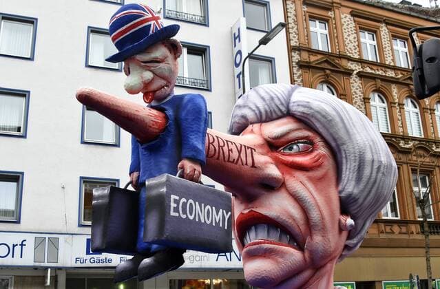 News Themen der Woche KW10 News Bilder des Tages Deutschland, NRW, Düsseldorf, Karneval, Rosenmontagszug; Themenwagen von Jaques Tilly: Die britische Premierministerin Theresa May und der Brexit. *** Germany NRW Düsseldorf Carnival Rosenmontagszug Theme Car by Jaques Tilly British Prime Minister Theresa May and the Brexit