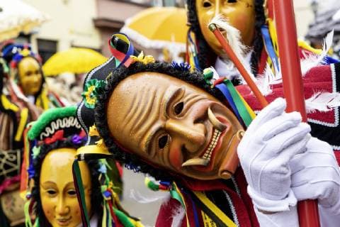 News Bilder des Tages DEU, Deutschland, Rottweil, 04.03.2019: Einer der Höhepunkte der schwäbisch-alemannischen Fasnet ist der Narrensprung in Rottweil. Rund 3000 Narren sprangen am Rosenmontag durch das historische Schwarze Tor. Mitmachen dürfen nur Narren mit zertifiziertem Original Rottweiler Narrenkleid. - Eine der markantesten Rottweiler Narrenfiguren ist der Ferderahannes. Die Larve zeigt ein Gesicht mit gebogenen Hauern, dazu trägt er einen Mantel, der mit Federn geschmückt ist. Ein Stab dient zum Necken der Passanten - und als Flughilfe für atemberaubende Sprünge. *** DEU Deutschland Rottweil 04 03 2019 One of the highlights of the Swabian Alemannic Fasnet is the fool jump in Rottweil Around 3000 fools jumped through the historic Black Gate on Shrove Monday Only fools with a certified original Rottweiler are allowed to take part. Fools dres