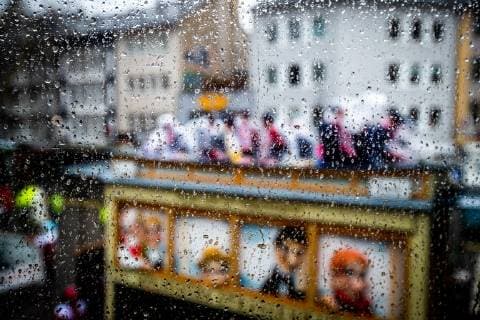 News Bilder des Tages Rosenmontagszug in Köln am 04. März 2019. Der Zug durch eine verregnete Scheibe Rosenmontagszug in Köln *** Rosenmontagszug in Köln am 04 März 2019 The train through a rainy disc Rosenmontagszug in Köln