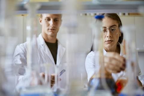 IMAGO Creative: Bildung, Wissenschaftserziehung Young man and woman working together in laboratory model released Symbolfoto property released  ZEDF01013
