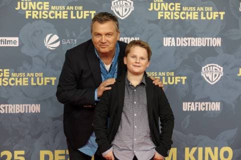 18 12 2018 World premiere at the Lichtburg DER JUNGE MUSS AN DIE FRISCHE LUFT in Essen Theatrical release 25 December 2018 distributed by Warner Bros Pictures Germany Hape Kerkeling Julius Weckauf Essen Lichtburg Kettwiger Str Nordrhein Westfalen Germany keine