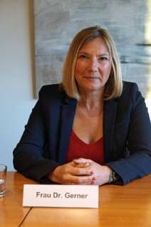 Die 51-jährige Journalistin Yvette Gerner ist am 5. März 2019 vom Radio-Bremen-Rundfunkrat zur neuen Intendantin der kleinsten ARD-Anstalt gewählt worden (hier bei einer Pressekonferenz nach ihrer Wahl). Sie übernimmt zum 1. August die Nachfolge von Jan Metzger. Gerner wurde in Ludwigshafen geboren, wuchs in Speyer auf und arbeitete zuletzt als Chefin vom Dienst in der ZDF-Chefredaktion. *** The 51-year-old journalist Yvette Gerner was elected as the new artistic director of the smallest ARD institution on 5 March 2019 by the Radio Bremen Broadcasting Council at a press conference after her election She succeeds Jan Metzger Gerner born in Ludwigshafen on 1 August grew up in Speyer and most recently worked as head of the service in the ZDF editor-in-chief