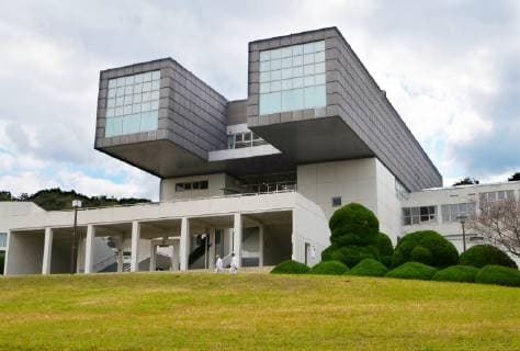 Architektur von Arata Isozaki Kitakyushu Municipal Museum of Art File photo taken in November 2017 shows Kitakyushu Municipal Museum of Art, designed by Japanese architect Arata Isozaki, in the southwestern Japan city of Kitakyushu. Isozaki won the Pritzker Architecture Prize, regarded as the Nobel prize of architecture, on March 5, 2019. 