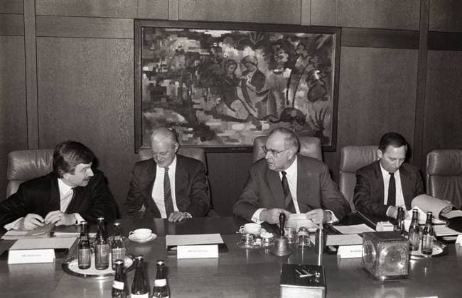 Deutschland, Bonn, 24.02.1989 Archiv-Nr.: 03-31-36a v.l.n.r.: Juergen W. Moellemann, Minister fuer Bildung und Wissenschaft, Gerhard Stoltenberg, Finanzminister, Bundeskanzler Helmut Kohl und Wolfgang Schaeuble, Chef des Bundeskanzleramtes Sitzung Kabinett *** Germany Bonn 24 02 1989 Archive No 03 31 36a v l n r Juergen W Moellemann Minister of Education and Science Gerhard Stoltenberg Minister of Finance Federal Chancellor Helmut Kohl and Wolfgang Schaeuble Head of the Federal Chancellery Cabinet meeting
