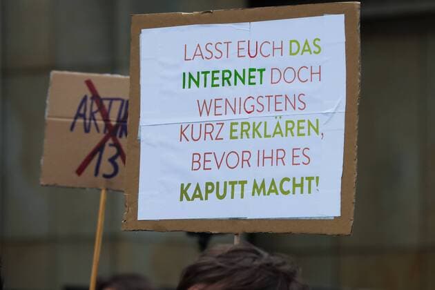 News Themen der Woche KW10 News Bilder des Tages Hannover, Demo für freies Internet, gegen EU-Copyright-Reform Artikel 13 vor der Landesgeschäftsstelle der CDU in Niedersachsen. *** Hanover Demo for Free Internet against EU Copyright Reform Article 13 in front of the CDUs regional office in Lower Saxony