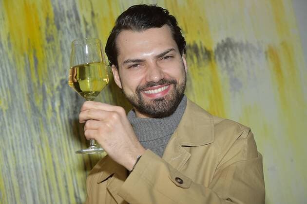Entertainment Themen der Woche KW10 Entertainment Bilder des Tages Jiimi Blue Ochsenknecht Weinverkostung jimi Blue Ochsenknecht jimi Blue Ochsenknecht Verkostung seines ersten Weines mit Namen Horizont, in rose ein Cuvee aus Johannesbeere und Minze in Zusammenarbeit mit dem Weingut Hinterbichlerin Berlin, 06.03.2019 *** Jiimi Blue Ochsenknecht Wine tasting jimi Blue Ochsenknecht jimi Blue Ochsenknecht Tasting of his first wine named Horizont in rose a cuvee of currant and mint in cooperation with the winery Hinterbichlerin Berlin 06 03 2019