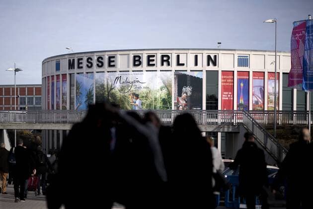 ITB travel fair Berlin, Malaysia Deu, Deutschland, Germany, Berlin, 06.03.2019 Besucher und Haendler for dem Logo vom umstrittenen Partnerland Malaysia Truly Asia, dem offiziellen Partner der ITB 2019, auf der Internationalen Tourismusboerse ITB in Berlin. Das Problempartnerland Malaysia ist in der Kritik da dort werden Homosexuelle gefoltert werden und sich der Premierminister durch antisemitische Worte geaeussert hat. Ueber 10.000 Ausstellern aus 181 Laendern praesentieren die neuesten Trends zum Thema Reisen, Tourismus und Urlaub auf der ITB. Visitor at the exhibition hall with logo of Malaysia during the ITB International Travel Trade Fair in Berlin, Germany. Malaysia is the official partner country of the 53rd ITB 2019. Malaysia is as a partner country under critics because of folter against gay and lesbians and antisemetic words of