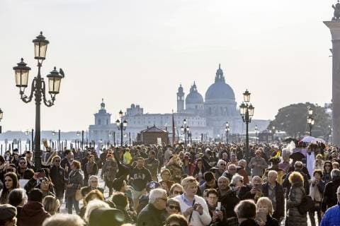 Italien, Italy, Venedig, Venice, 01.03.2019: Venedig lockt jährlich Millionen von Touristen in die Lagunenstadt -hier die Votivkirche Santa Maria della Salute am Canal Grande. Jetzt sollen Touristen Eintritt für einen Besuch in Venedig zahlen. Voraussichtlich ab Mai kostet ein Besuch drei Euro pro Person. *** Italy Italy Venice Venice 01 03 2019 Venice attracts millions of tourists every year to the lagoon city here the Votivkirche Santa Maria della Salute on the Canal Grande Now tourists are to pay entrance fees for a visit to Venice From May onwards a visit will probably cost three euros per person